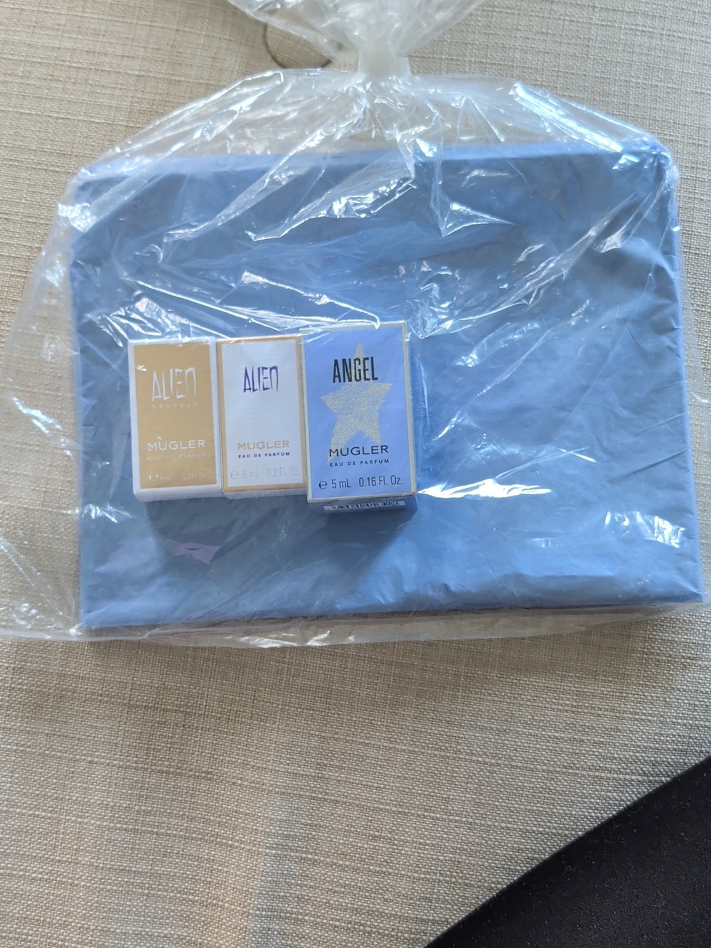Mugler Angel Alien Trio Fragrance with Signature Black Pouch - New - Picture 3 of 4